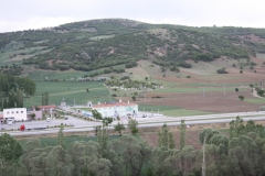 Ibrahimin-yer-aldigi-koy-mezarliginin-Koyden-Gorunusu