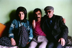 Kasim-Ayata-ile-anne-ve-babasi-1986