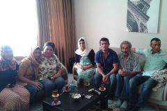 Gomecde-bir-vatandasin-evinde-yorgunluk-cayi