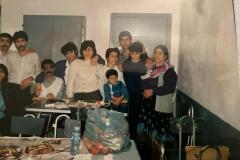 Ayakta-duran-erkeklerden-en-sagdaki-Hasan-Ali-Yalcinkaya-en-soldaki-Ramazan-Oktulmus.-Ben-oturuyorum.
