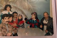 Sol-basta-oturan-Bertal-Tosun.-Metri-hapishanesinde-yatti-ama-bu-fotografta-ziyaretciydi.-Digerleri-benim-aileden-ziyaretcilerim.
